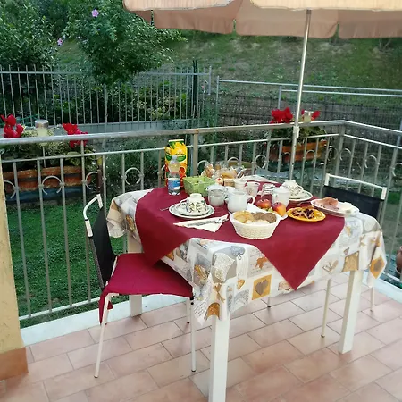 Sally's Bed and Breakfast Καρράρα